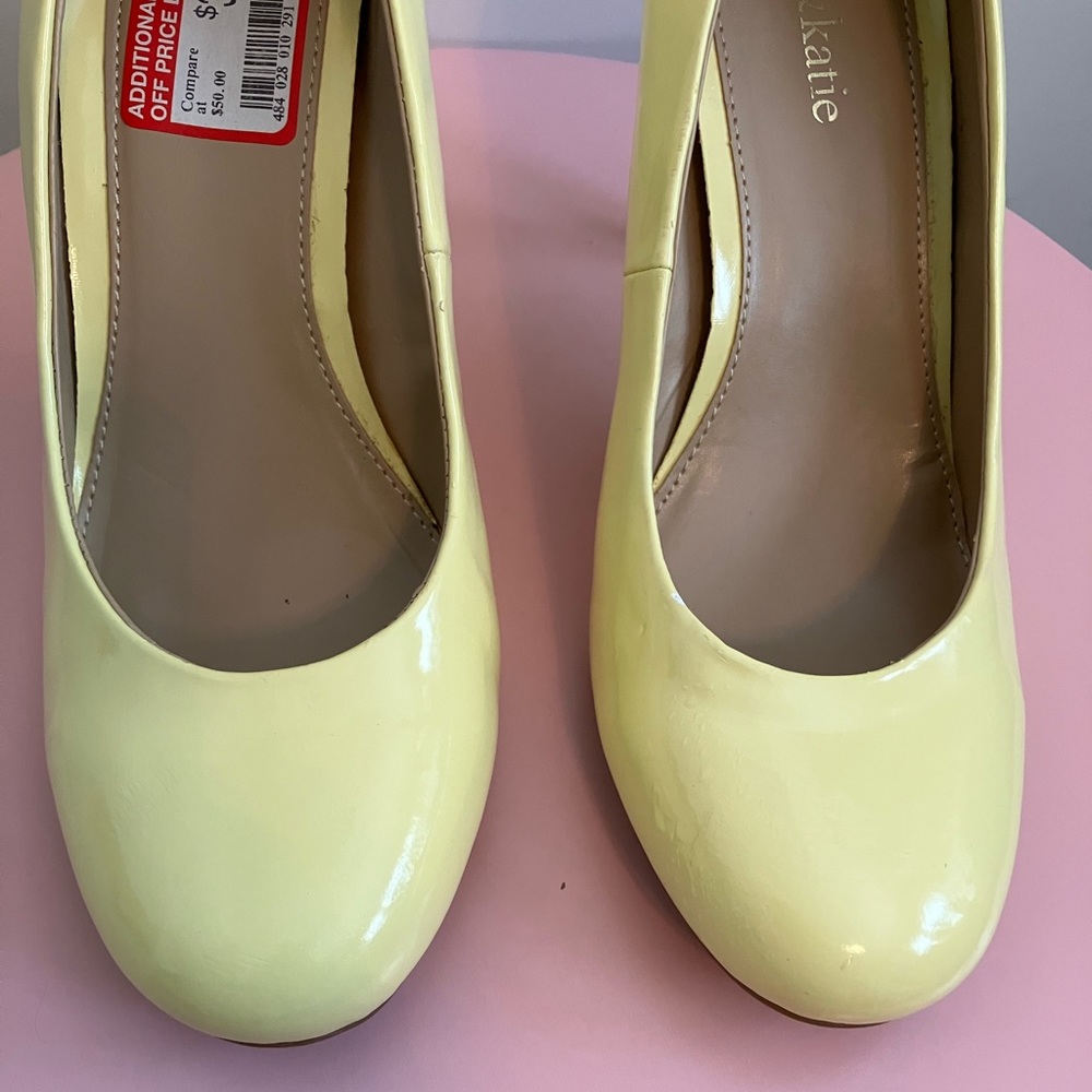 Kelly & Katie Yellow Heels - Picture 3 of 10